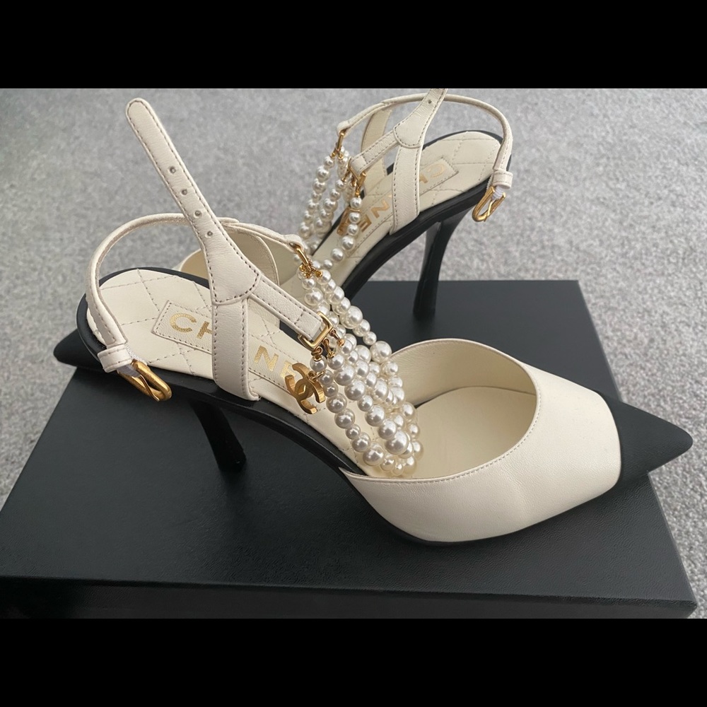 Chanel pearl pump
